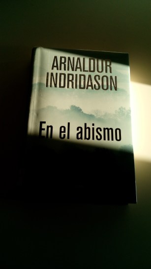 Cubierta de En el abismo, de Arnaldur Indridason